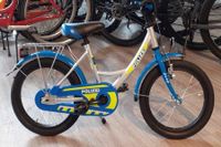 Blau weißes Kinderfahrrad mit einer Polizei Aufschrift Polizei in unserm Fahrradverleihgeschäft in Niendorf